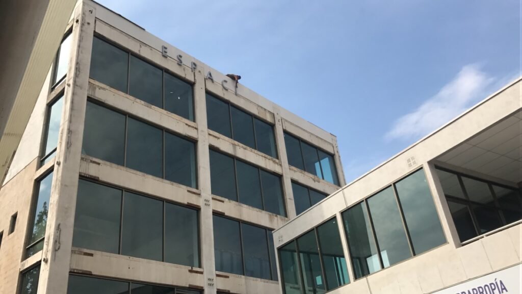 Instalación Letrero Espacio Riesco